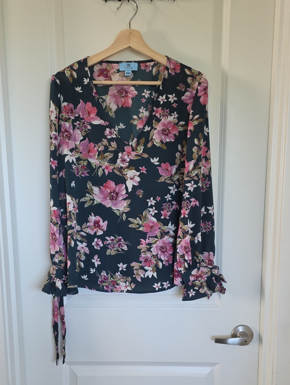 C&C California Dark Green Floral V-Neck Tie-Cuff Blouse